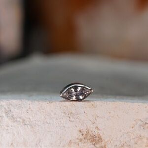 Bezel set Marquis Threadless End - Titanium